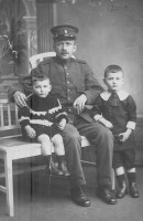 onbekende man in uniform en twee kinderen